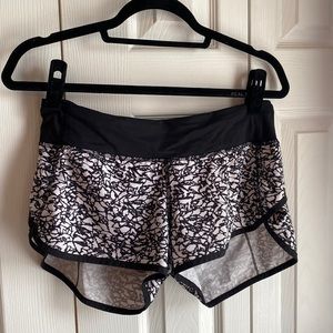 Lululemon speed up short size 6.. 2.5 inch seam